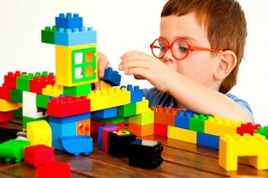  آجر بازی باعث می‌شود کودک هر بار با به کارگیری قوه تخیل شکل جدیدی را بسازد