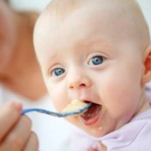 تغذیه نوزاد | برای تغذیه نوزاد از چه میوه هایی باید شروع کرد