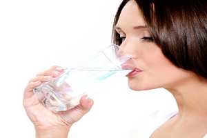 مصرف ناشتای یک لیوان آب باعث تقویت پوست می شود.