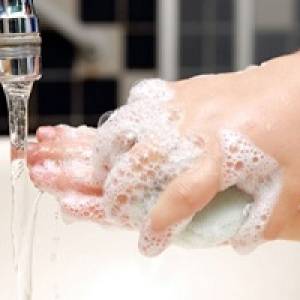  شستن دست را به کودکان آموزش دهیم