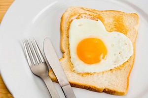 مصرف تخم مرغ به دلیل کاهش کلسترول بد ، خطر بیماری های قلبی را کاهش می دهد