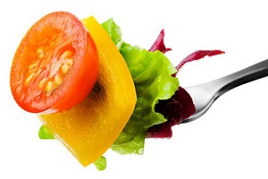 مصرف میوه ها و سبزیجات تازه یکی از راههای شروع تغذیه سالم است.